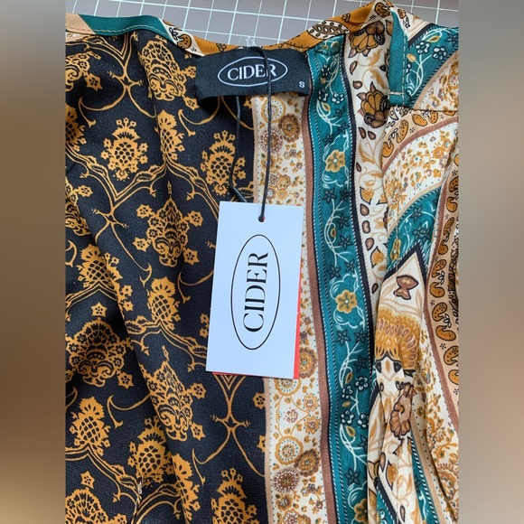 Cider NWT satiny wrap bell sleeved top - Picture 4 of 7